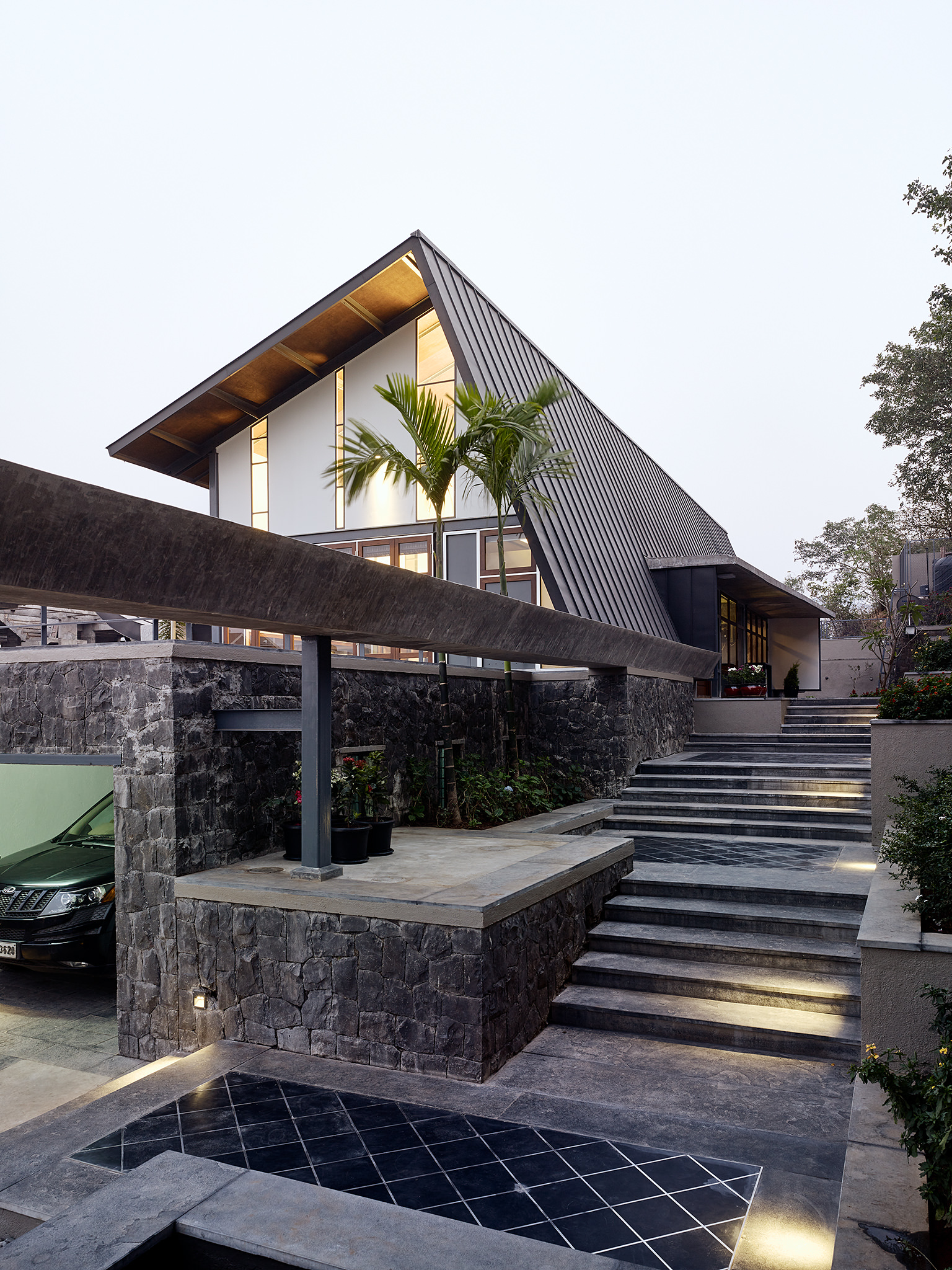 Opolis Architects, roof-house in Khandala